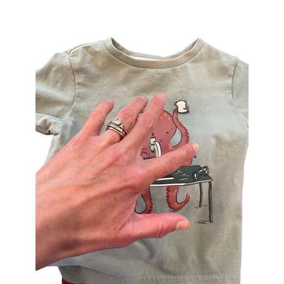 Tommy Bahama Toddler Boy, Set of 2 Short Sleeve Graphic Tee & Short Outfits - Picture 7 of 10